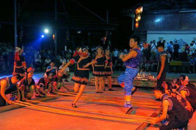 <b>德天跨国瀑布•明仕田园•古龙山峡谷漂流•巴马长寿村•长桌宴•篝火晚会 3天2晚纯玩游【醉美广西游】</b>