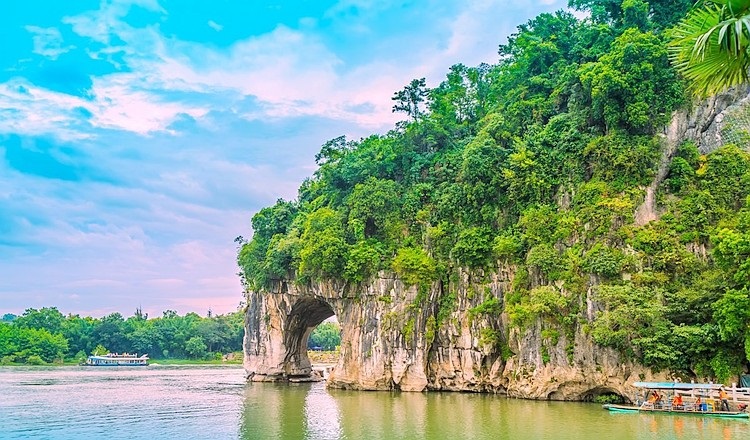 <b>【广西全景+越南13天游】德天跨国瀑布•通灵峡谷•巴马长寿乡•北海银滩•涠洲岛•五彩滩•越南下龙湾•天堂岛•首都河内•桂林象鼻山•漓江阳朔 13天游</b>